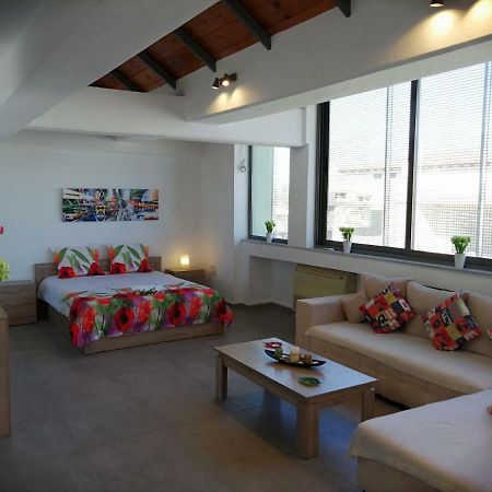 Glyka Nera Spacious & Modern Studio Apartment Near The Airport מראה חיצוני תמונה