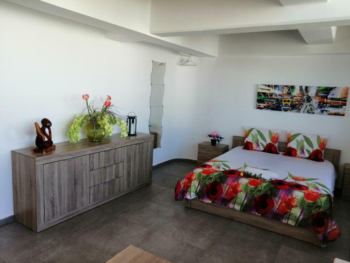 Glyka Nera Spacious & Modern Studio Apartment Near The Airport מראה חיצוני תמונה