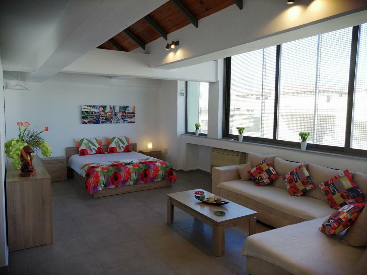 Glyka Nera Spacious & Modern Studio Apartment Near The Airport מראה חיצוני תמונה